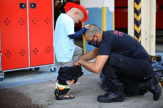 איתי לובש סרבל של כבאות והצלה // צילום: אבנר בן מנחם-תיעוד מבצעי כבאות והצלה